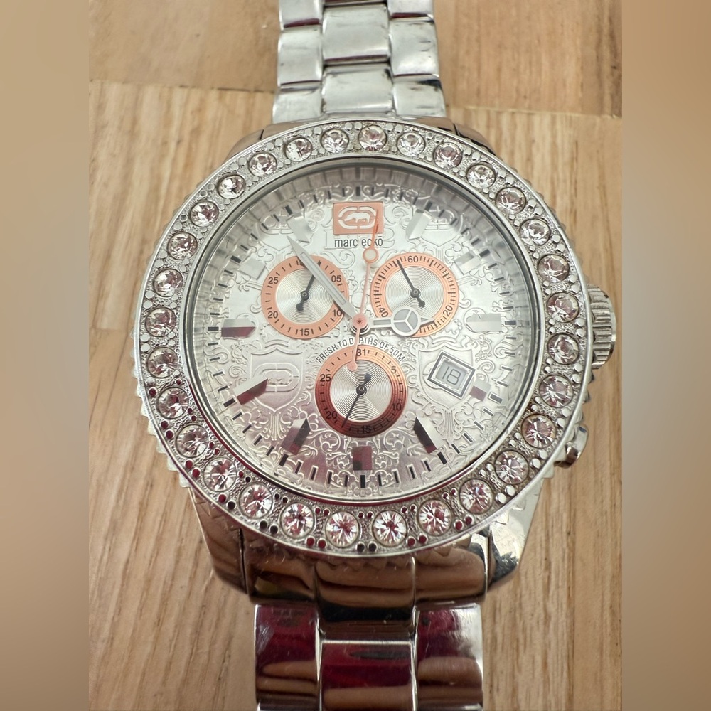 Marc Ecko silver tone masterpiece chrono crystal
Accented watch NEW BATTERY